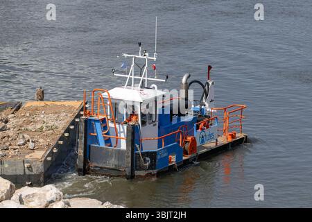 Villey-le-sec, Francia - Vista su una piccola barca a rimorchio spinge una chiatta carica per lavori fluviali sulla Mosella. Foto Stock