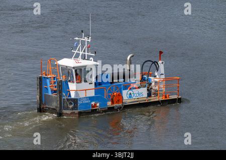 Villey-le-sec, Francia - Vista su una piccola barca a rimorchio spinge una chiatta carica per lavori fluviali sulla Mosella. Foto Stock