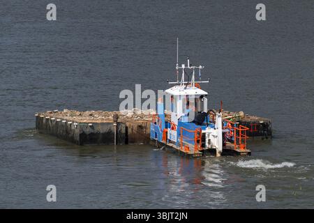 Villey-le-sec, Francia - Vista su una piccola barca a rimorchio spinge una chiatta carica per lavori fluviali sulla Mosella. Foto Stock
