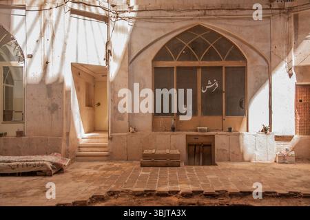Scene interne dello storico bazar coperto a Tabriz, Iran, che mostrano la vita quotidiana, il commercio tradizionale e l'antica architettura persiana. Foto Stock