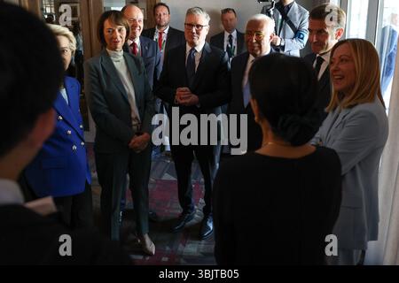 Alberta, Canada. 16 giugno 2025. Il primo ministro britannico Keir Starmer(C) incontra il presidente francese Emmanuel Macron (2-R), il primo ministro italiano Giorgia Meloni (R ) e il presidente del Consiglio europeo António Costa (3-R) si incontrano durante il vertice del gruppo dei sette (G7) al Pomeroy Kananaskis Mountain Lodge a Kananaskis, Alberta, Canada lunedì 16 giugno 2025. Foto di Alexandros MICHAILIDIS (EU)/UPI credito: UPI/Alamy Live News Foto Stock