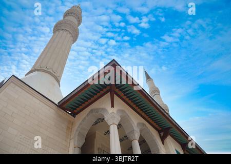 Bellissima moschea sotto un cielo azzurro al tramonto Foto Stock
