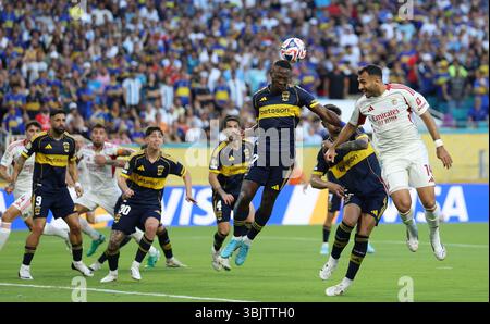 Miami, Stati Uniti. 16 giugno 2025. Luis Advincula (3° R) del Boca Juniors dirige il pallone durante la partita del gruppo C tra CA Boca Juniors dell'Argentina e SL Benfica del Portogallo alla Coppa del mondo per club FIFA 2025 all'Hard Rock Stadium, Miami, Stati Uniti, 16 giugno 2025. Crediti: Li Ming/Xinhua/Alamy Live News Foto Stock