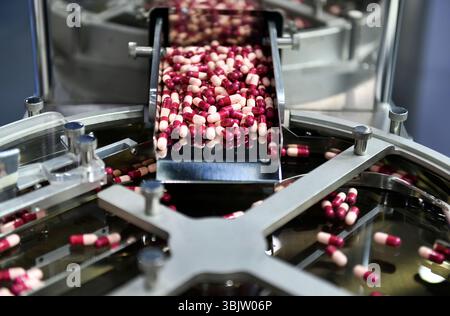 Pillola della capsula di medicina nella linea di produzione presso la fabbrica medica, concetto farmaceutico industriale. Foto Stock