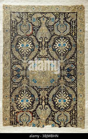 Tappeto decorato in stile persiano che presenta intricati motivi floreali e geometrici in toni eleganti, perfetto per ispirazioni artistiche e culturali. Azero Foto Stock