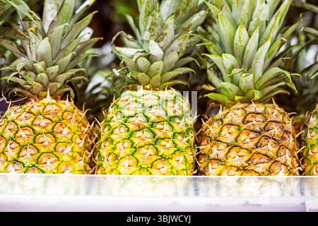 ananas dolci maturi sullo scaffale del supermercato. Dieta cibo sano Foto Stock