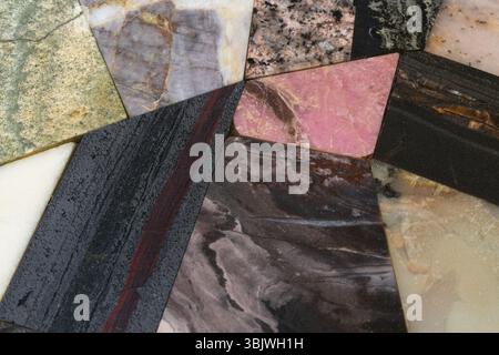 Raccolta di pietre naturali quali larimar, ematite, dolomite, skarn, jasper, fluorite e corniolo in mosaico lucido, pietre preziose come sfondo Foto Stock