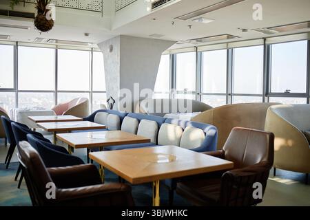 Gli interni del ristorante sono vuoti e moderni e attendono gli operai del ristorante durante il giorno Foto Stock