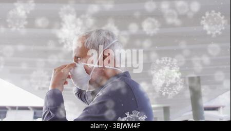 Regolazione uomo montaggio N95-style maschera alla piattaforma treno travi d'acciaio con sovratensioni virus, copia spazio Foto Stock