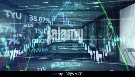 Visualizzazione del grafico olografico a candelabro che scorre attraverso il tunnel virtuale, con simboli di ticker in movimento Foto Stock