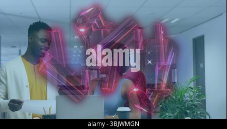 Collaborazione con il team che esamina documenti ed esamina cristalli olografici sopra il laptop in ufficio Foto Stock