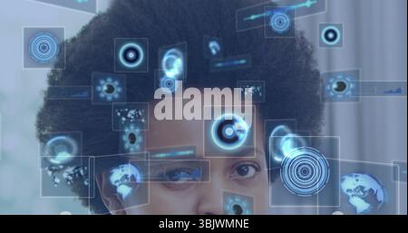 Donna adulta interattiva che manipola elementi di interfaccia olografica in laboratorio tecnologico, con barre dati Foto Stock