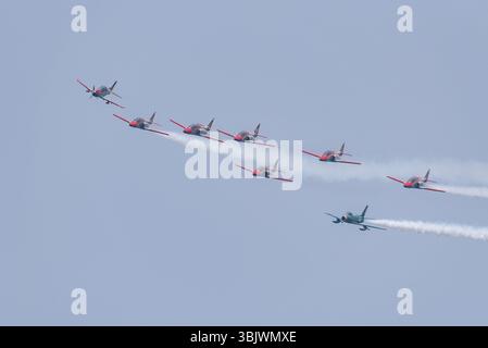 Esposizione finale del team Patrulla Águila che vola con i jet CASA C101 Aviojet prima di passare al turboelica PC-21 (in testa). F-86 rappresenta la storia Foto Stock