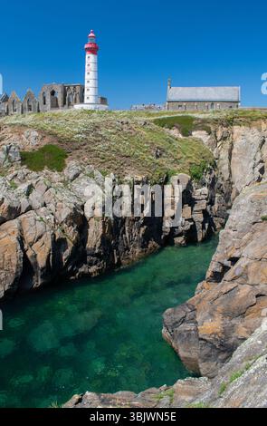 Finistere, Francia: Faro di Saint-Mathieu (1835) costruito tra le rovine dell'antica abbazia di Saint-Mathieu de fine-Terre sulla scogliera di Pointe Saint-Mathieu Foto Stock