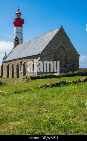 Finistere, Francia: Faro di Saint-Mathieu (1835) costruito tra le rovine dell'antica abbazia di Saint-Mathieu de fine-Terre sulla scogliera di Pointe Saint-Mathieu Foto Stock