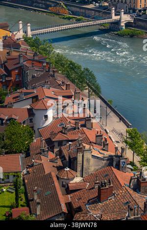 Grenoble, Francia: Skyline della città dalla cima della funivia della Bastiglia di Grenoble, vista dei tetti, del fiume Isere e del ponte Pont de la porte de France Foto Stock