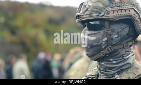 Personale militare in equipaggiamento mimetico con casco tattico. Primo piano di un personale militare con equipaggiamento mimetico, casco tattico e protezione Foto Stock