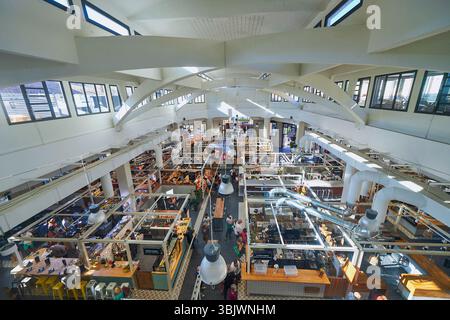 Tolone (Francia sud-orientale): Il mercato coperto da Biltoki. Bitoki è un operatore e gestore dei mercati alimentari centrali in Francia. Interno del covere Foto Stock