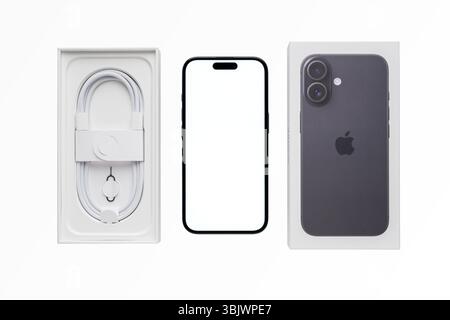 Antalya, Turchia - 15 giugno 2025: Nuovo smartphone iPhone 16 e iPhone 16 box Foto Stock