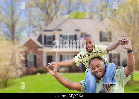 Padre e figlio afroamericani davanti alla camera Foto Stock