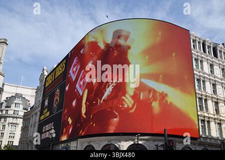 Londra, Regno Unito. 17 giugno 2025. Lo schermo Piccadilly Lights di Piccadilly Circus mostra Slash sul palco nelle riprese promozionali per il prossimo concerto dei Guns N' Roses al Wembley Stadium, parte del loro tour "Because What You Want and What You Get Are Two Not Different Things". Crediti: Vuk Valcic/Alamy Live News Foto Stock