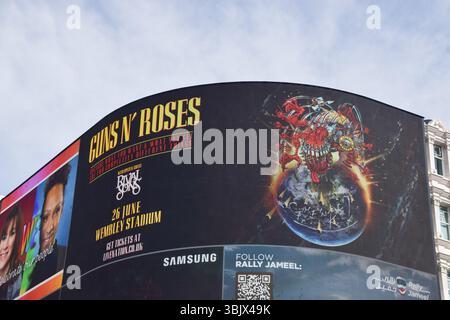 Londra, Regno Unito. 17 giugno 2025. Lo schermo Piccadilly Lights di Piccadilly Circus mostra un annuncio per il prossimo concerto dei Guns N' Roses allo stadio di Wembley, parte del loro tour "Perch What You Want and What You Get sono due cose completamente diverse". Crediti: Vuk Valcic/Alamy Live News Foto Stock
