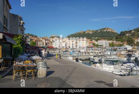 Edifici colorati e vecchie barche da pesca nel porto della vecchia città francese mediterranea di Cassis, Provence-Alpes-Cote d'Azur, Francia meridionale. Foto Stock