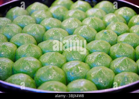 Green Qingtuan, cucina tradizionale cinese, ordinatamente organizzata in una vaporiera Foto Stock