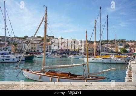 Edifici colorati e vecchie barche da pesca nel porto della vecchia città francese mediterranea di Cassis, Provence-Alpes-Cote d'Azur, Francia meridionale. Foto Stock