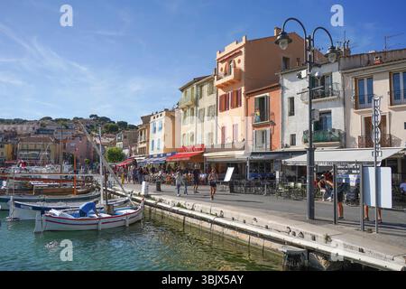 Edifici colorati e barche da pesca nel porto della vecchia città francese mediterranea di Cassis, Provence-Alpes-Cote d'Azur, Francia meridionale. Foto Stock