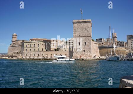 Marsiglia, Francia. Fort Saint-Jean all'ingresso del Vieux Port, vecchio porto di Marsiglia, Francia, Europa Foto Stock
