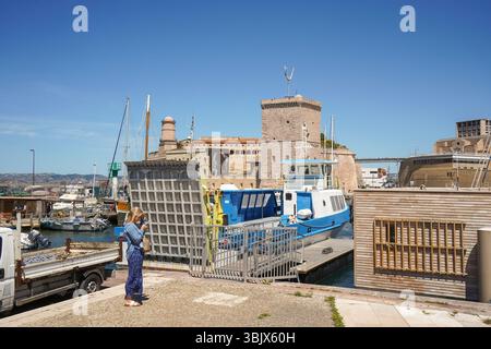 Marsiglia, Francia. Fort Saint-Jean all'ingresso del Vieux Port, vecchio porto di Marsiglia, Francia, Europa Foto Stock