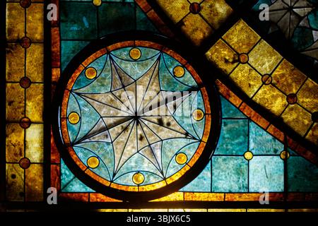 Una vivace vetrata colorata caratterizzata da un motivo geometrico a stella con piastrelle colorate ed intricati elementi di design, museo ebraico, New york City Foto Stock