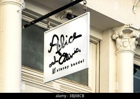 Segno di un negozio di moda Alice e Olivia di Stacey Bendet in una strada urbana di soho manhattan, New york Foto Stock