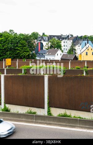 Ein Reihe Lärmschutzwände vor einem Wohngebiet am Sonnborner Kreuz a Wuppertal, Deutschland *** Una fila di barriere acustiche di fronte ad un edificio residenziale sono Foto Stock