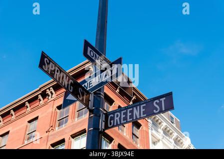 Edificio tipico e cartello con il nome della strada a New York Foto Stock