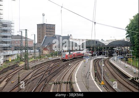 Aquisgrana Germania 7 giugno 2025. Stazione con un treno regionale DB in partenza. Deutsche bahn, hbf, Hauptbahnhof, trasporti, Foto Stock