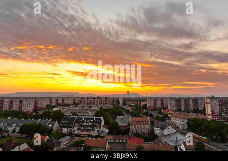 Immagine HDR di una città con sagome di montagne Foto Stock