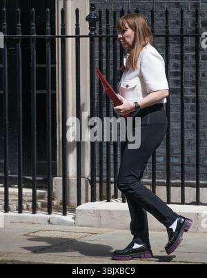 Londra, Regno Unito. 17 giugno 2025. Angela Rayner deputata, Segretario di Stato per il livellamento, gli alloggi e le comunità e Vice primo Ministro lascia il 10 Downing Street dopo aver presieduto la riunione settimanale del Gabinetto, mentre il primo Ministro Keir Starmer partecipa al vertice del G7 in Canada. Credito: Malcolm Park/Alamy Live News credito: Malcolm Park/Alamy Live News Foto Stock