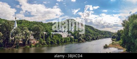 Fiume Seversky Donets vicino a Svyatogorsk lavra in Ucraina Foto Stock