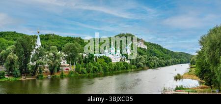 Fiume Seversky Donets vicino a Svyatogorsk lavra in Ucraina Foto Stock