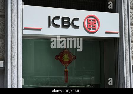 Milano, Italia - 17 giugno 2025: Logo ICBC sulle vetrine della Galleria Vittorio Emanuele II. Nel 2025, ICBC è il divieto più prezioso del mondo Foto Stock