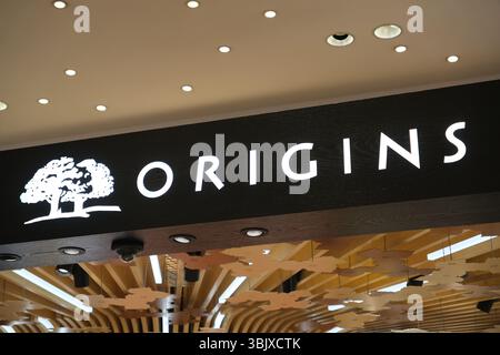 Shanghai, Cina - 10 agosto 2024: Logo del marchio Origins in negozio Foto Stock