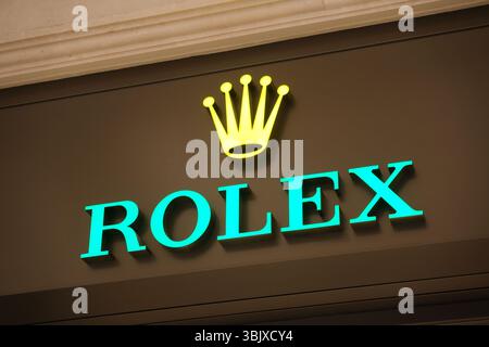 Shanghai, Cina - 10 agosto 2024: Logo del marchio della società Rolex Foto Stock
