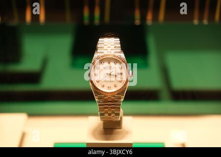 Shanghai, Cina - 10 agosto 2024: Vendita orologi Rolex in negozio Foto Stock