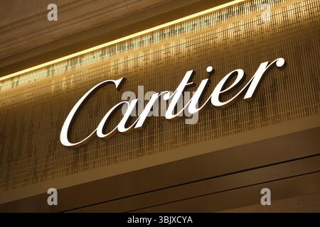 Shanghai, Cina - 10 agosto 2024: Logo del marchio della società Cartier Foto Stock