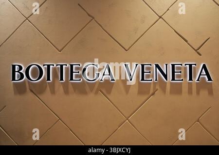 Shanghai, Cina - 10 agosto 2024: Logo del marchio Bottega Veneta Foto Stock