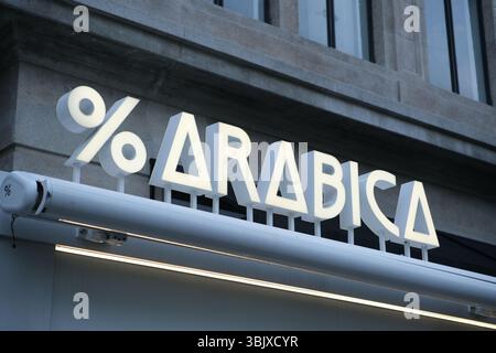 Shanghai, Cina - 10 agosto 2024: Logo del marchio del caffè % ARABICA Foto Stock
