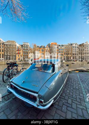 Vintage Citroën DS21 di fronte al canale di Amsterdam con ponte e case olandesi Foto Stock