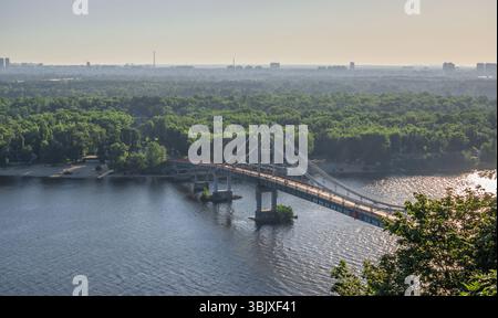 Ponte pedonale sul Dnieper a Kiev, Ucraina Foto Stock